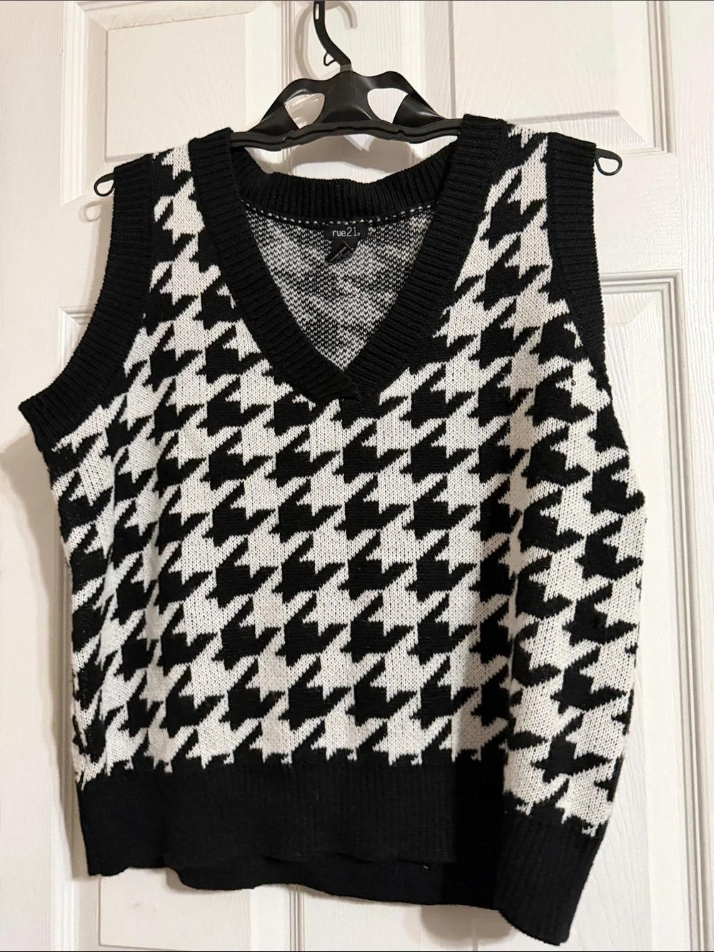 Rue21 Black & White Houndstooth V-Neck Sweater Vest